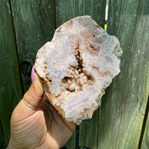 Rosa Amethyst mit Quarz Druzy Höhle auf Ständer, rosa Amethyst, Druzy, Ausstellungsstück, Gemmy Gem