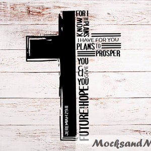 Puede incluir: Una cruz negra sobre un fondo de madera blanca. La cruz tiene el texto "FOR I KNOW THE PLANS I HAVE FOR YOU PLANS TO PROSPER YOU AND GIVE YOU A FUTURE HOPE JEREMIAH 29:11" escrito en ella.
