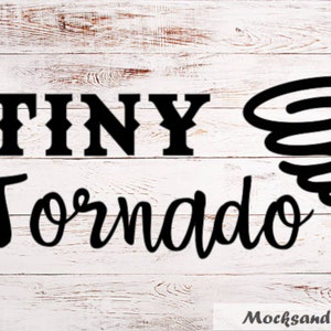 Puede incluir: Un letrero de madera con las palabras "TINY Tornado" en negro. La palabra "TINY" está en negrita, con una fuente serif, mientras que "Tornado" está en escritura cursiva. Un gráfico de tornado negro a la derecha.