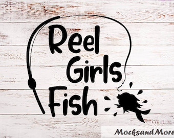 Pode incluir: Design gráfico preto e branco sobre um fundo de madeira branca. O design apresenta uma vara de pesca, um peixe e o texto "Reel Girls Fish".