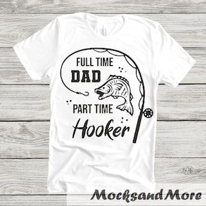 Könnte beinhalten: Weißes T-Shirt mit einem schwarzen grafischen Design einer Angelrute und einem Fisch. Der Text auf dem Shirt lautet "Full Time Dad, Part Time Hooker".