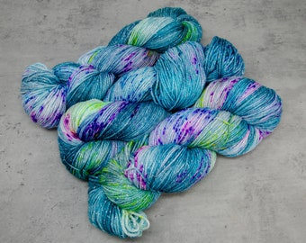 Poseidon - SPARKLE Sockengewicht, handgefärbte Merinowolle Superwash mit Nylon/Lurex-Garn, UV-reaktiv, mehrfarbig, 400 M