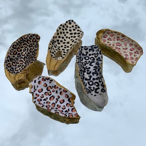 Könnte beinhalten: Fünf dekorative Keramikschalen mit goldener Oberfläche und verschiedenen Tiermusterdesigns. Die Schalen eignen sich perfekt zum Aufbewahren von kleinen Gegenständen wie Schmuck oder Kleinigkeiten.