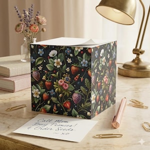 Vintage bloemige notitiekubus aardbei, blok met plaknotities, bureauset voor botanisch briefpapier