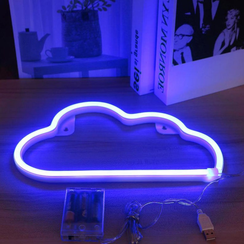 светящиеся браслеты. хемилюминесценция палочки. зелёный светящийся шар. неоновые надписи. глоустик.