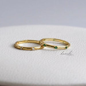 Bague en argent sterling plaqué or 14 carats avec de minuscules détails en pierre CZ - CZ vert émeraude et transparent - Jonc en or délicat - Cadeau d'anniversaire pour elle