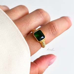 Chunky Green Stone Signet Ring - 18k Gold Plated Stainless Steel - Vintage Style Band - Simple Jewellery - Everyday Tarnish Free Jewels