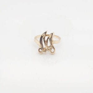 Anel inicial M em ouro amarelo 14k