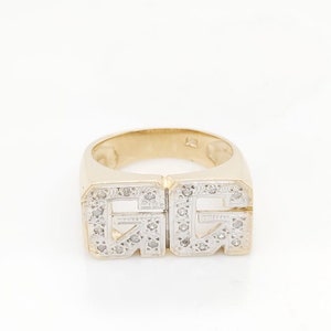 Anel de diamante G inicial em ouro bicolor 14k