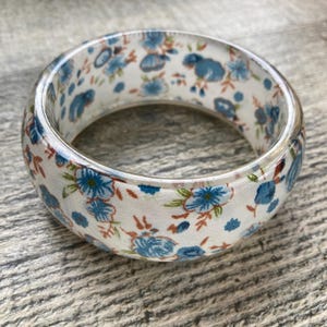 Pretty Blue Floral Plastic Wide Rounded Bangle Moulded Stacking Flowers Detail Boho Chic Festival Vibes Beach Wear Vintage