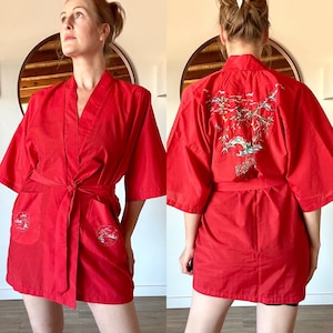 Vintage 60&#39;s Daffodil Red Chinese Garden Scene Short Lightweight Kimono Robe Size M