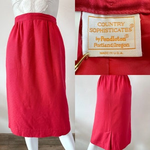 Puede incluir: Una falda rosa brillante hasta la rodilla con una abertura en la espalda. La falda está hecha por Country Sophisticates by Pendleton, Portland, Oregon. La etiqueta dice "Made in U.S.A."