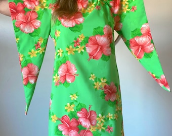 ヴィンテージ 70 年代 ハワイアン カフタン カフタン マキシ ドレス Pake Muu ハイビスカス フラワー プリント エンジェル ウィング スリーブ タグ サイズ 10 S-M にフィット