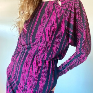 Vintage 80er Jahre Rodrigues Designer Draped Back Dolman Ärmel Stretch Cocktailkleid Schwarz Magenta Abstrakt Passend für M