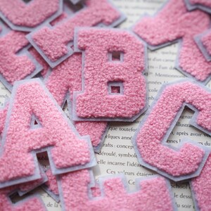 Patch alphabet en chenille rose, fer sur lettre, 2,5 po.