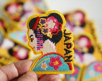 Japan Geisha Girl Embroidery Patch: Iron On / Sew On (2.5" x 3.25")