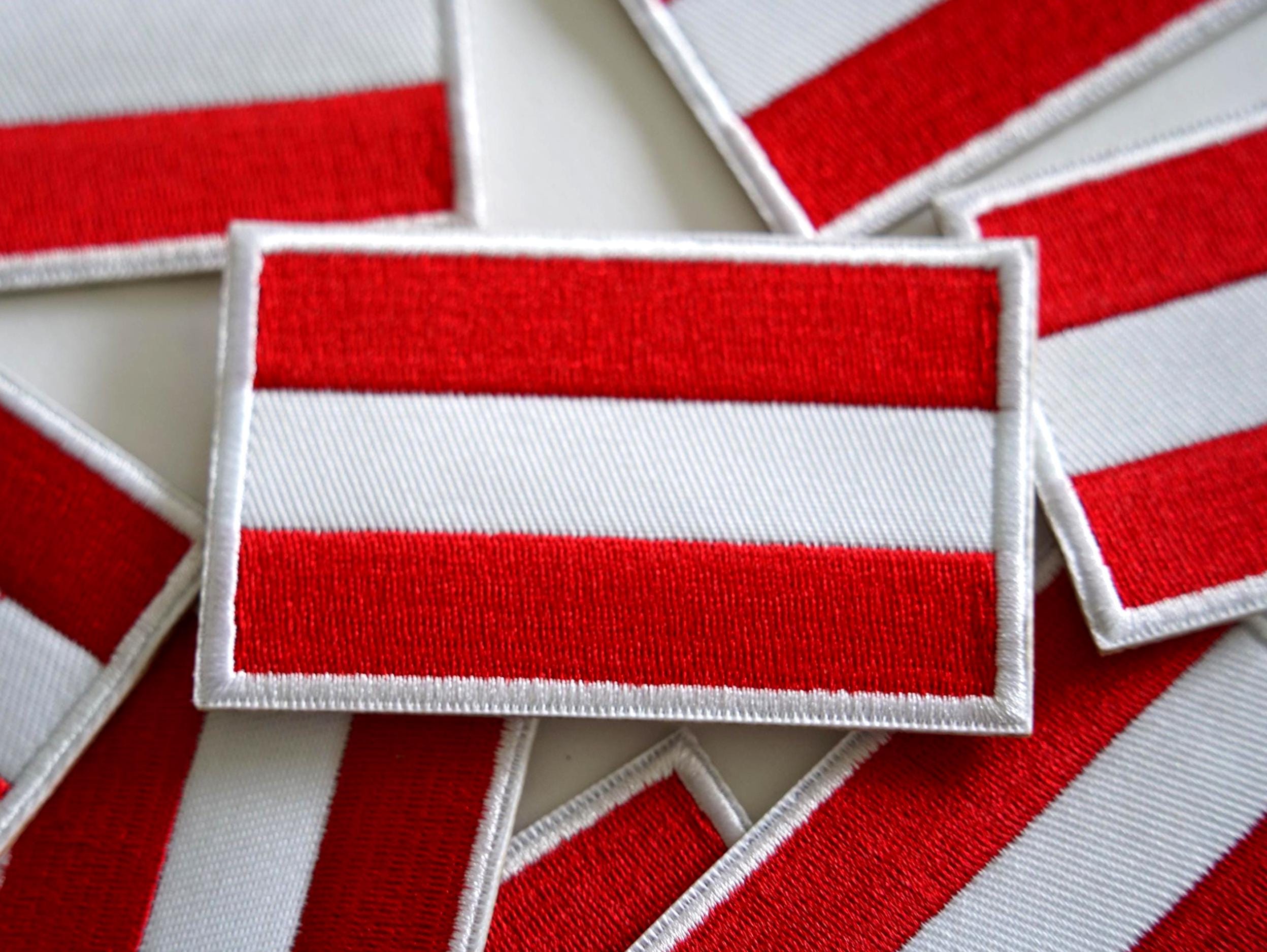 Toppa da Cucire Bandiera Austria – 8 x 5 cm - Toppa Ricamata Emblema Nazionale Austriaco Patch Decorativa Militare Esercito Applicazioni da Cucire Vestiti Uomo Donna Patch Giacca Zaino