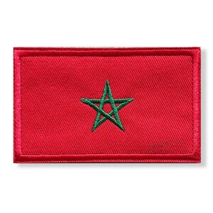Peut inclure: Un écusson rectangulaire brodé présentant un fond rouge uni avec une étoile verte à cinq branches centrée. L'écusson possède une bordure cousue et une surface en tissu texturé, affichant le motif du drapeau national du Maroc en plan plat.