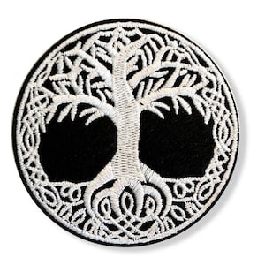Pode incluir: Remendo redondo preto com um design bordado branco da Árvore da Vida. A árvore apresenta galhos e raízes intrincados, rodeados por uma borda detalhada. Para roupas ou acessórios.