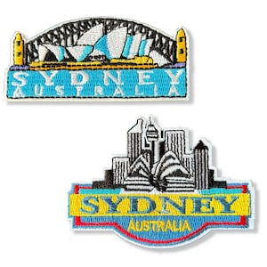 Könnte beinhalten: Zwei gestickte Aufnäher mit Sehenswürdigkeiten von Sydney, Australien. Der obere Aufnäher zeigt das Sydney Opera House und die Harbour Bridge, mit "SYDNEY AUSTRALIA" in Blau und Gelb. Der untere zeigt die Skyline der Stadt mit demselben Text.