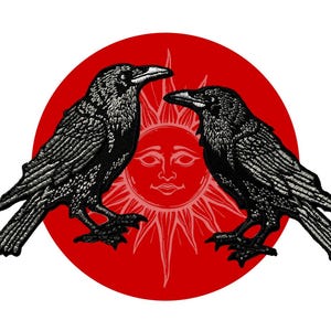 Puede incluir: Ilustración gráfica de dos cuervos negros enfrentados, sobre un círculo rojo. Un sol con rostro en el centro. Los cuervos tienen texturas de plumas detalladas, sobre fondo blanco. Tema gótico u oculto.