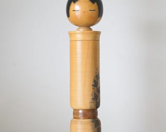Gigantische vintage kokeshi 'Omoi Shizukani' van Sato Suigai , 58 cm | 23 inch