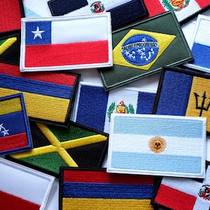 Puede incluir: Una colección de parches rectangulares bordados que muestran varias banderas nacionales, incluidas las de Chile, Brasil, Argentina, Barbados, Venezuela y Jamaica, dispuestas en un patrón superpuesto con costuras visibles y colores vibrantes.