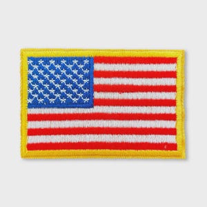 Peut inclure: Un petit patch brodé du drapeau américain avec une bordure jaune. Le drapeau est rouge, blanc et bleu.