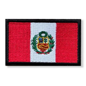 Pode incluir: Um emblema retangular bordado apresentando a bandeira nacional do Peru com listras verticais vermelhas e brancas e o brasão central. O emblema exibe um escudo com uma vicunha, uma árvore de quina e uma cornucópia, com uma borda preta.