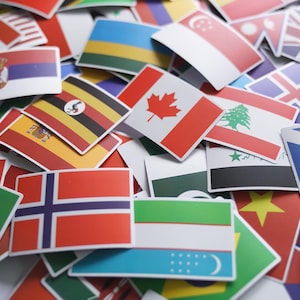 Peut inclure: Une collection de drapeaux colorés de différents pays, dont le Canada, le Royaume-Uni et les États-Unis. Les drapeaux sont disposés de manière aléatoire, créant un affichage visuellement attrayant et diversifié.