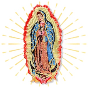 Può includere: Toppa ricamata raffigurante la Vergine Maria, raffigurata in una veste blu con dettagli dorati, con le mani giunte in preghiera. La figura è circondata da un'aureola rossa e dorata con raggi di luce radianti. La toppa ha un aspetto dettagliato e strutturato.