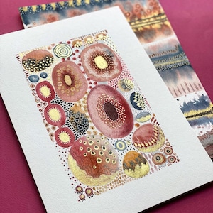 Può includere: Dipinto astratto ad acquerello con un motivo di cerchi sovrapposti in tonalità di rosso, marrone e oro. I cerchi sono decorati con foglia d'oro e punti neri.