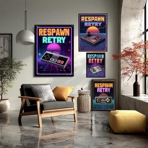 Può includere: Quattro stampe artistiche di videogiochi retrò incorniciate con la scritta "RESPAWN RETRY". Le stampe presentano controller e un design tramonto in una palette di colori neon. L'arte è esposta in un moderno salotto.