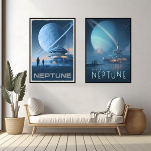 Puede incluir: Dos carteles enmarcados con un tema retro-futurista. Un cartel dice "Neptune" con un planeta azul y una estaci&oacute;n espacial. El otro dice "Visit Neptune" con un dise&ntilde;o similar. Los carteles se muestran encima de un sof&aacute; de madera.