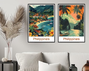 Peut inclure: Deux affiches de voyage vintage représentant des vues panoramiques des Philippines. La première affiche montre une île tropicale avec une plage, des palmiers et un village. La deuxième affiche montre une rivière verdoyante luxuriante avec des montagnes en arrière-plan. Les deux affiches portent le mot "Philippines" imprimé en bas.