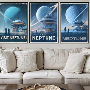 Puede incluir: Tres l&aacute;minas enmarcadas con una escena espacial futurista y el texto "VISIT NEPTUNE". Cada l&aacute;mina muestra un planeta con anillos, una estaci&oacute;n espacial y siluetas. Se exhiben sobre un sof&aacute; color crema.