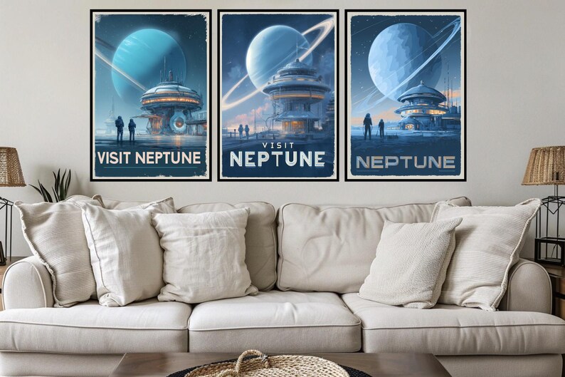 Puede incluir: Tres l&aacute;minas enmarcadas con una escena espacial futurista y el texto "VISIT NEPTUNE". Cada l&aacute;mina muestra un planeta con anillos, una estaci&oacute;n espacial y siluetas. Se exhiben sobre un sof&aacute; color crema.