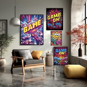 Könnte beinhalten: Eine Sammlung gerahmter Kunstdrucke mit Videospiel-Motiven. Jeder Druck zeigt die Worte "GAME ON!" in fetter, farbenfroher Schrift, zusammen mit Bildern von Gamecontrollern. Das Kunstwerk hat einen lebendigen Comic-Stil.