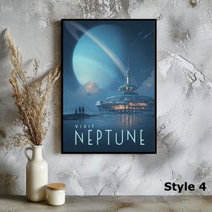 Puede incluir: Un p&oacute;ster enmarcado con un tema de viaje espacial futurista. La obra de arte representa un gran planeta con anillos, una estaci&oacute;n espacial y las palabras "VISIT NEPTUNE" en color turquesa. El p&oacute;ster est&aacute; etiquetado como "Estilo 4".