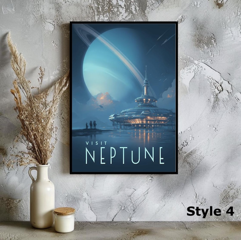 Puede incluir: Un p&oacute;ster enmarcado con un tema de viaje espacial futurista. La obra de arte representa un gran planeta con anillos, una estaci&oacute;n espacial y las palabras "VISIT NEPTUNE" en color turquesa. El p&oacute;ster est&aacute; etiquetado como "Estilo 4".
