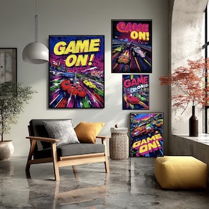 Può includere: Una scena di soggiorno con stampe artistiche incorniciate con la scritta "GAME ON!" in lettere gialle. L'opera d'arte raffigura auto da corsa in movimento con colori vivaci. Sono visibili anche una poltrona in legno, un pouf giallo e una pianta in vaso.