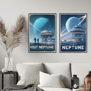 Puede incluir: Dos l&aacute;minas enmarcadas con tem&aacute;tica espacial futurista. Cada l&aacute;mina presenta un planeta azul con anillos, una estaci&oacute;n espacial y el texto "VISIT NEPTUNE". Las l&aacute;minas se exhiben sobre un sof&aacute;.