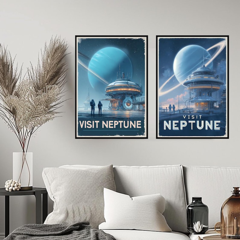 Puede incluir: Dos l&aacute;minas enmarcadas con tem&aacute;tica espacial futurista. Cada l&aacute;mina presenta un planeta azul con anillos, una estaci&oacute;n espacial y el texto "VISIT NEPTUNE". Las l&aacute;minas se exhiben sobre un sof&aacute;.