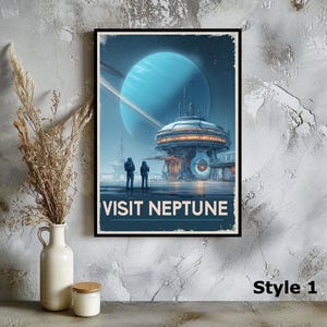 Puede incluir: Un p&oacute;ster enmarcado con un dise&ntilde;o retro-futurista. La obra de arte presenta un gran planeta azul con anillos, una estaci&oacute;n espacial y dos figuras. El texto "VISIT NEPTUNE" se muestra en la parte inferior. El p&oacute;ster est&aacute; etiquetado como "Estilo 1".