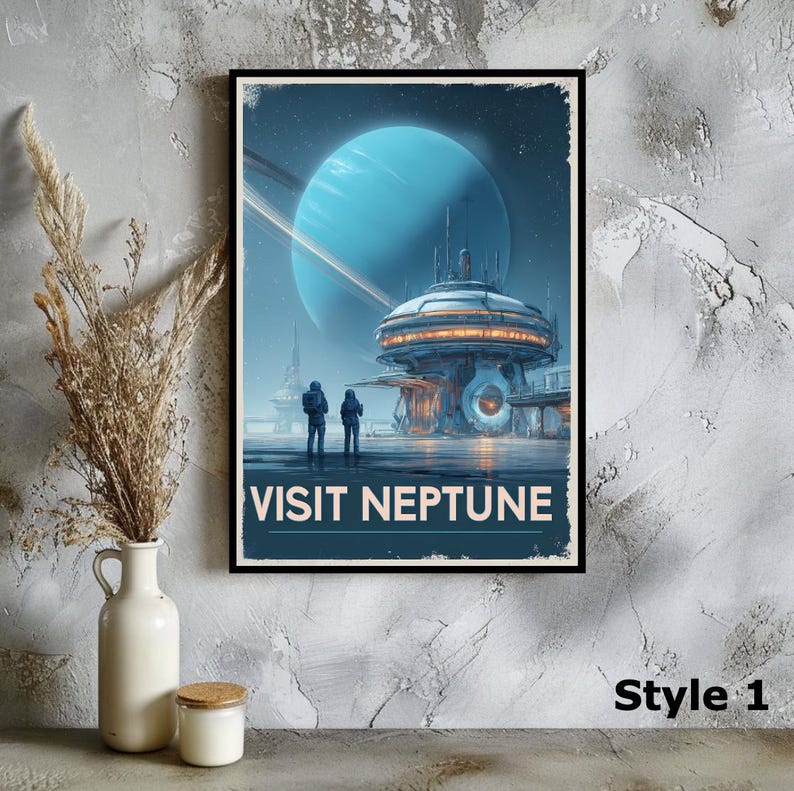 Puede incluir: Un p&oacute;ster enmarcado con un dise&ntilde;o retro-futurista. La obra de arte presenta un gran planeta azul con anillos, una estaci&oacute;n espacial y dos figuras. El texto "VISIT NEPTUNE" se muestra en la parte inferior. El p&oacute;ster est&aacute; etiquetado como "Estilo 1".