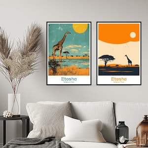 Könnte beinhalten: Zwei gerahmte Poster mit Vintage-Ästhetik, die eine Giraffe im Etosha-Nationalpark zeigen. Das Poster links hat ein blaues und gelbes Farbschema mit einer Giraffe, die in einem Gewässer steht. Das Poster rechts hat ein orangefarbenes und gelbes Farbschema mit einer Silhouette einer Giraffe, die auf einem Feld steht.