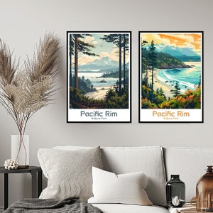 Pode incluir: Duas impressões emolduradas de uma paisagem cênica com o texto "Pacific Rim National Park" em cada uma. A impressão da esquerda mostra uma floresta com vista para uma praia e montanhas ao longe. A impressão da direita mostra uma praia com uma floresta e montanhas ao fundo.