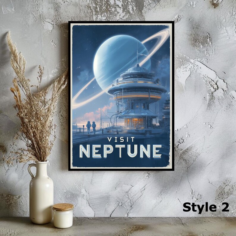 Puede incluir: Un p&oacute;ster enmarcado con un tema de viaje retro, que presenta un edificio futurista y el texto "VISIT NEPTUNE". La obra de arte representa un planeta con anillos en una combinaci&oacute;n de colores azul y blanco. El p&oacute;ster est&aacute; etiquetado como "Estilo 2".
