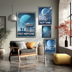 Puede incluir: Una colecci&oacute;n de l&aacute;minas enmarcadas con tem&aacute;tica de viajes espaciales retro-futuristas. Las l&aacute;minas muestran un planeta azul, una estaci&oacute;n espacial y el texto "VISIT NEPTUNE". La habitaci&oacute;n incluye una silla, una mesa auxiliar y un puf amarillo.