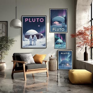 Op de afbeelding: Een verzameling ingelijste kunstprints met retro-illustraties van Pluto. De prints tonen een koepelvormige structuur, astronauten en de tekst "PLUTO" en "VISIT PLUTO" tegen een nachthemel met aurora borealis. De kunstwerken worden in een moderne woonkamer getoond.